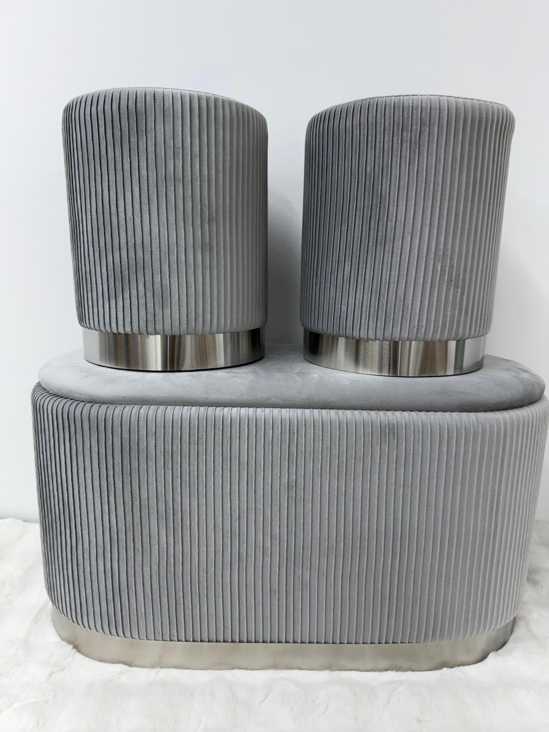Set 3 pezzi panca con due Pouf in velluto grigio