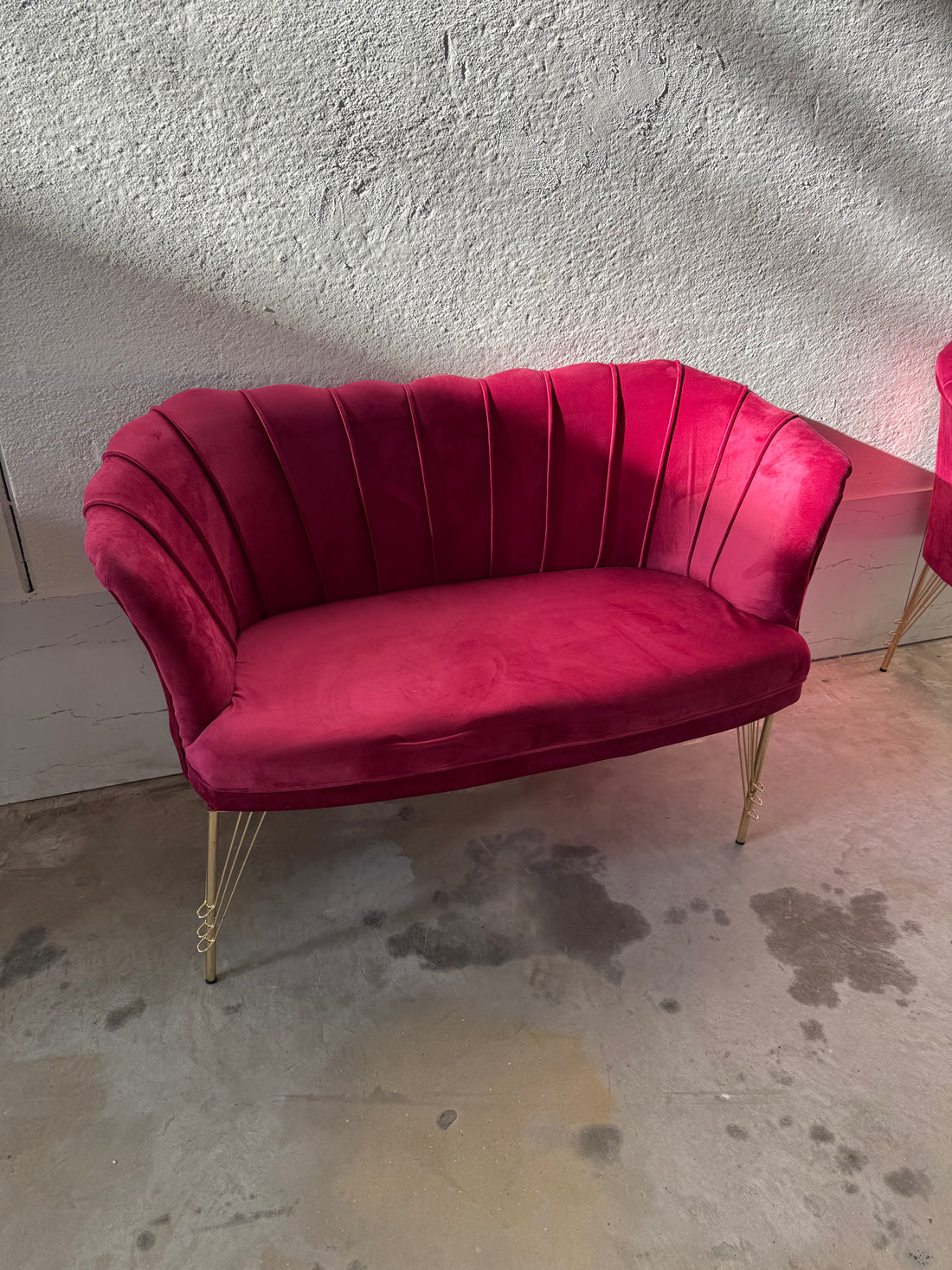 Divano petalo due posti in velluto bordeaux imbottito gambe in metallo 130x60x83cm