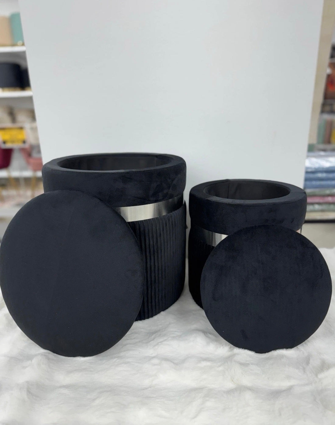Set due Pouf grande e piccolo in velluto nero linea argento