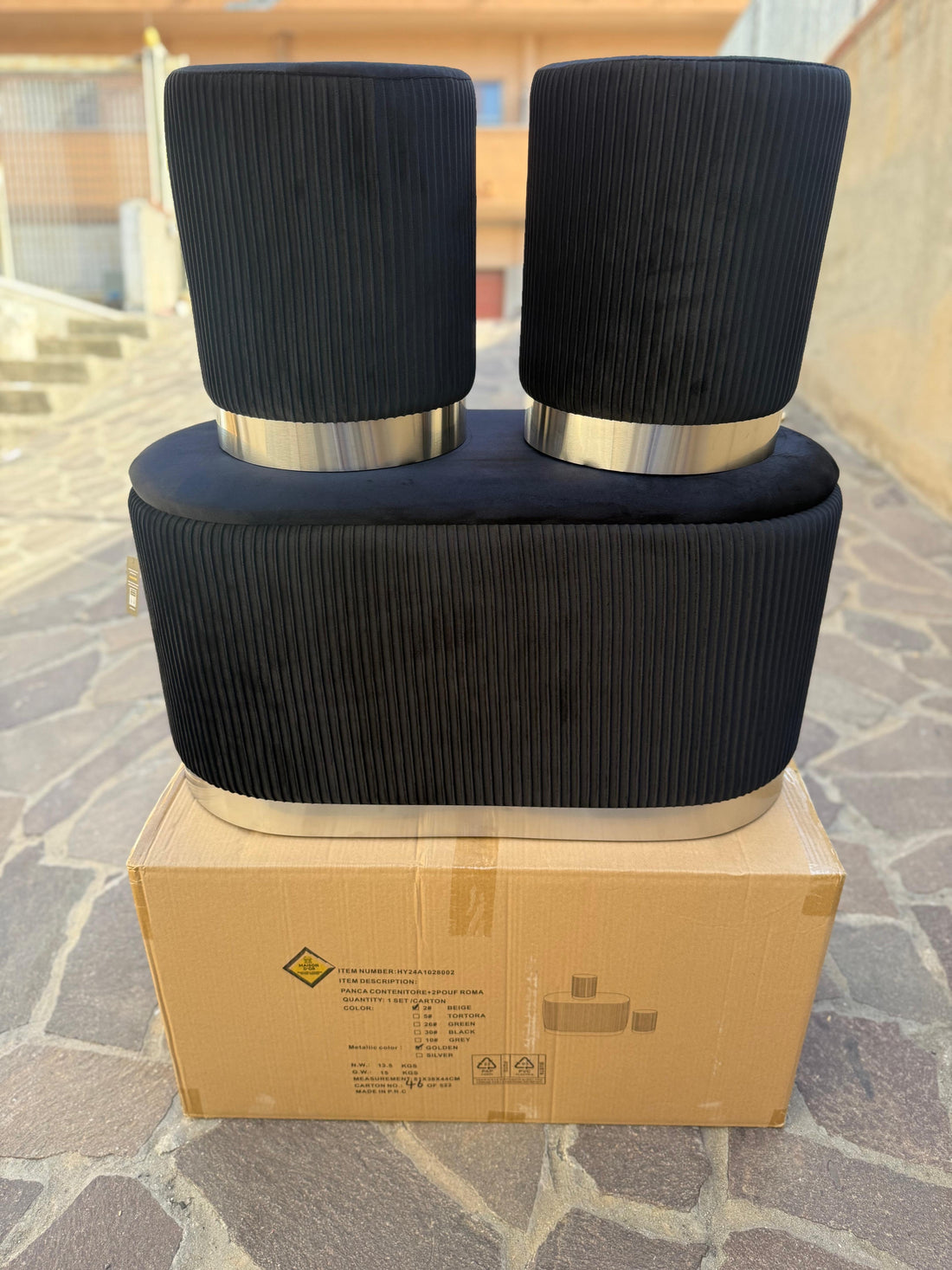 Set 3 pezzi panca con due Pouf in velluto nero