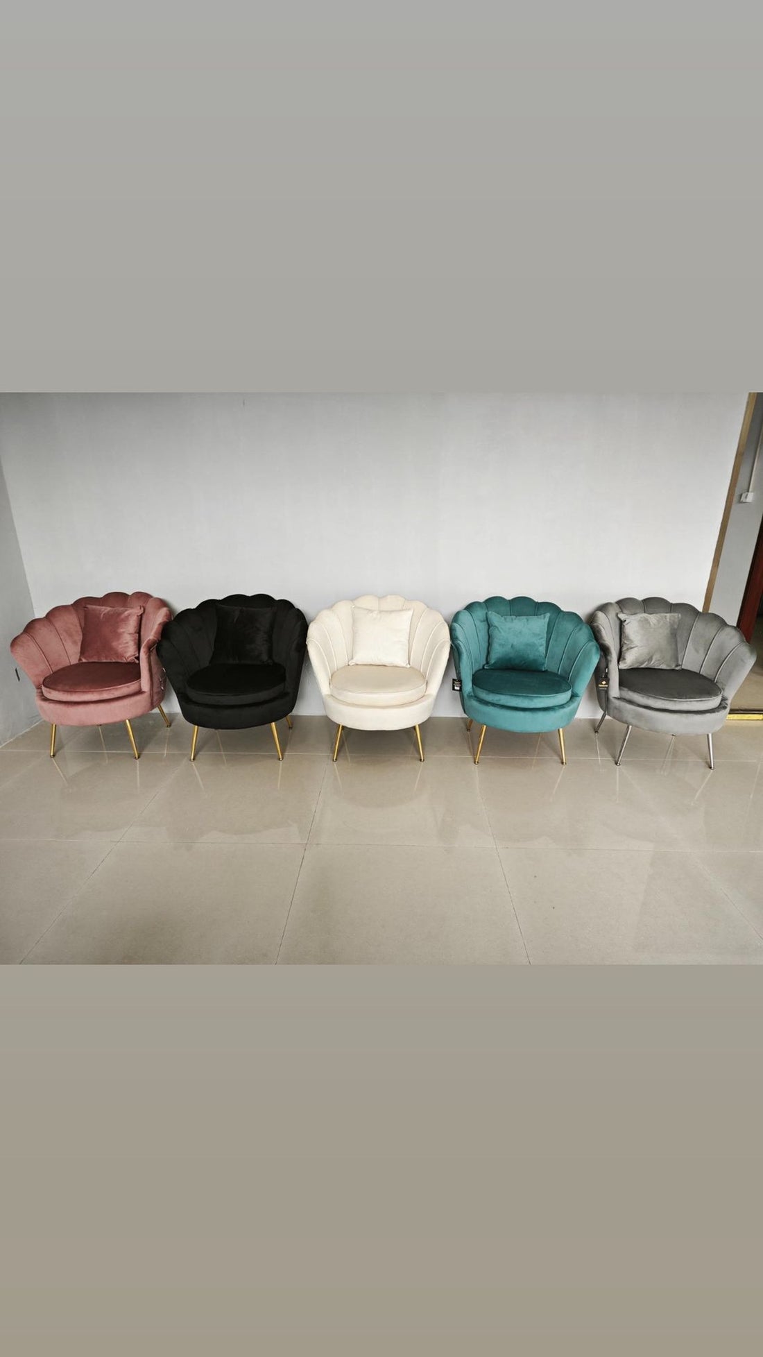 Poltrona a conchiglia panna con cuscino 72X65X76H cm