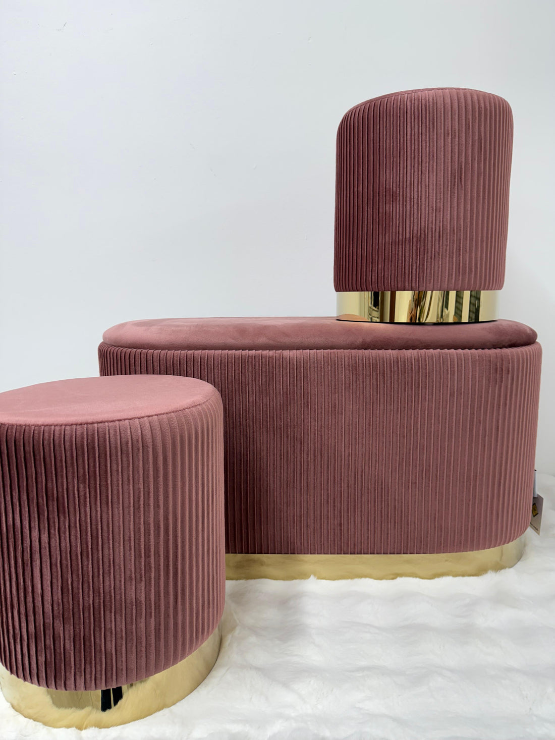 Set 3 pezzi panca con due Pouf in velluto rosa antico