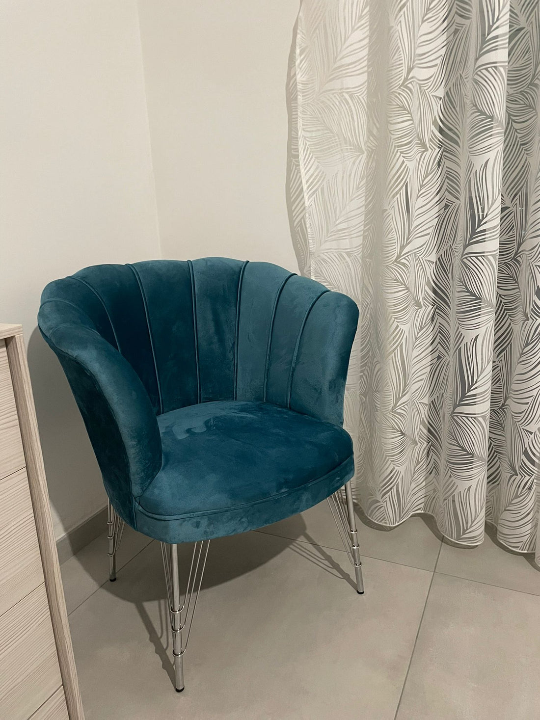 Poltrona Petalo in velluto verde petrolio 70x70x82H