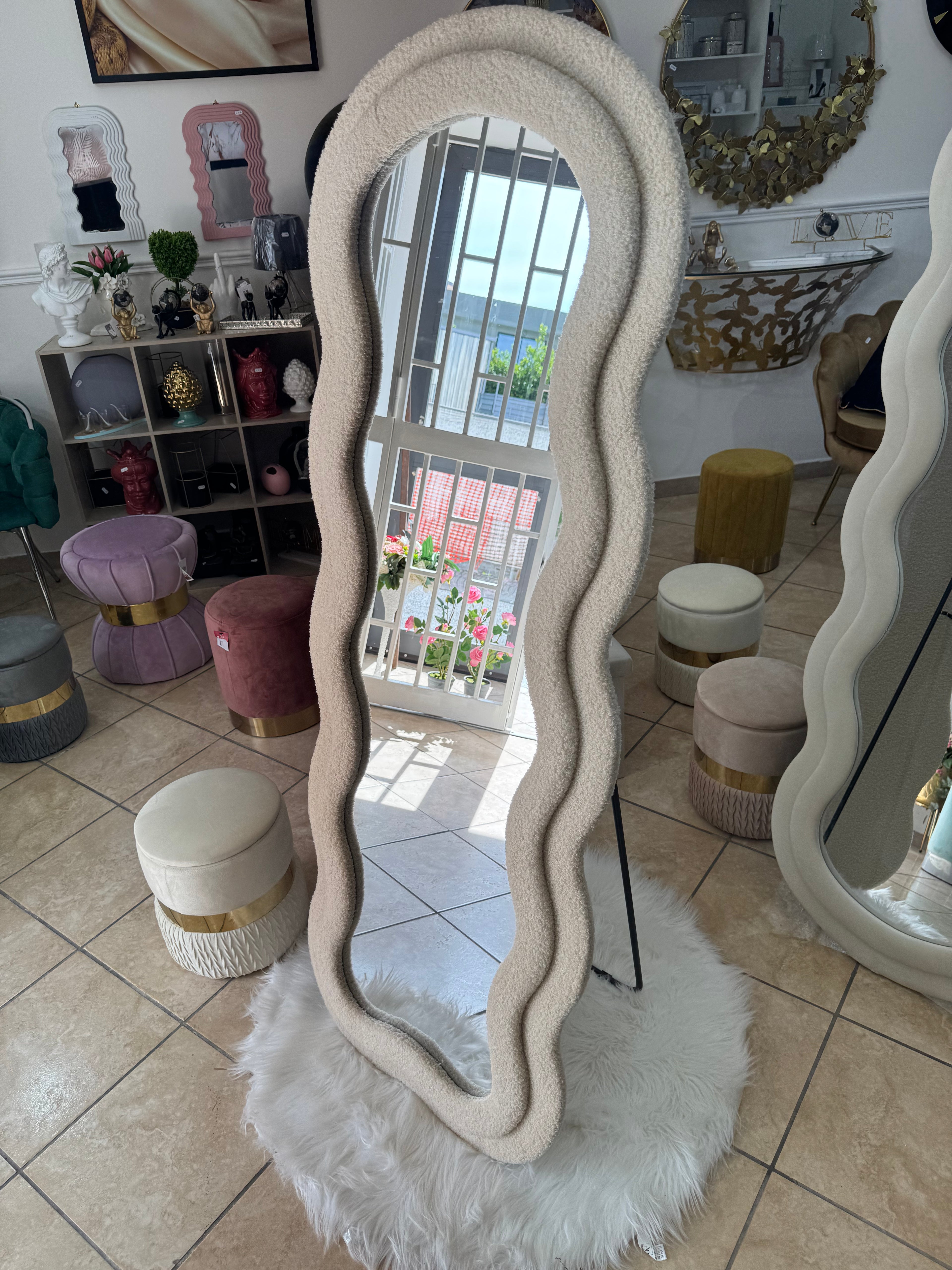 Specchio da pavimento con cornice bianco boucle teddy