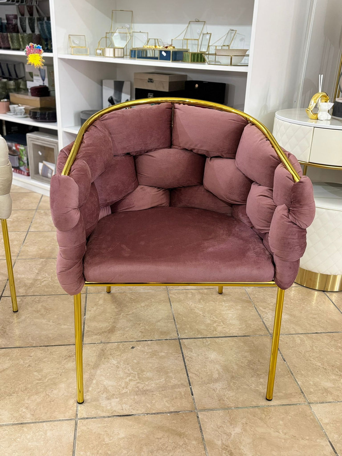 Poltrona sedia imbottita in velluto rosa con struttura oro 80X65X65cm