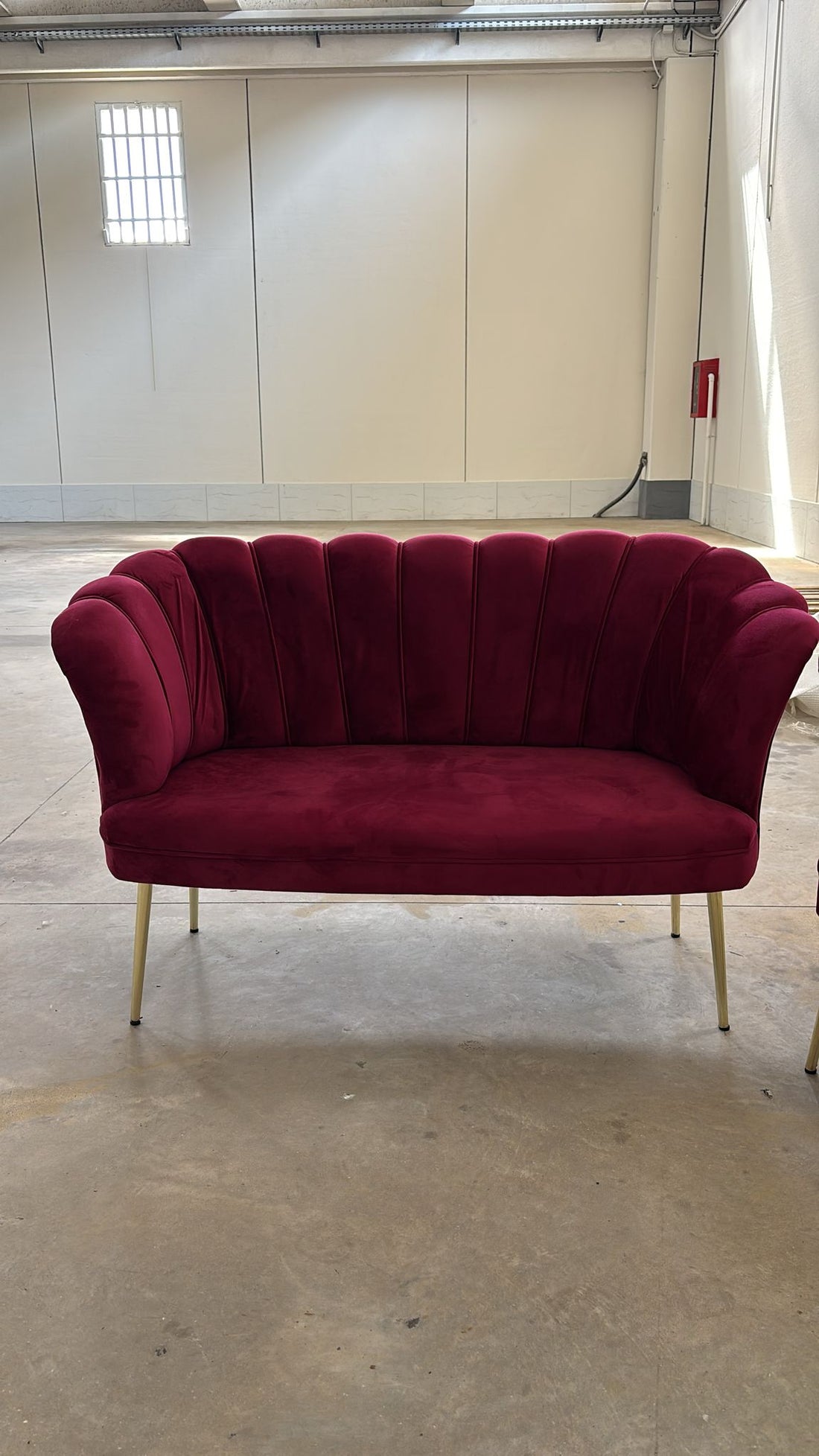 Divano petalo due posti in velluto bordeaux imbottito gambe in metallo 130x60x83cm
