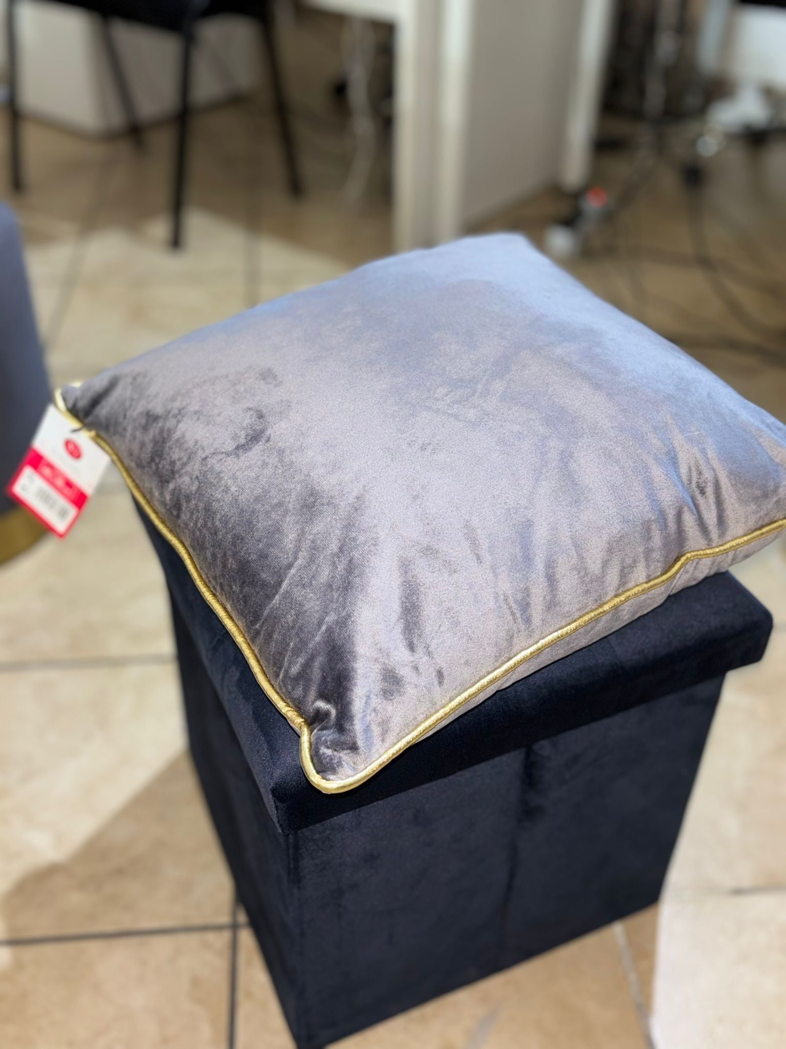 Cuscino grigio linea oro